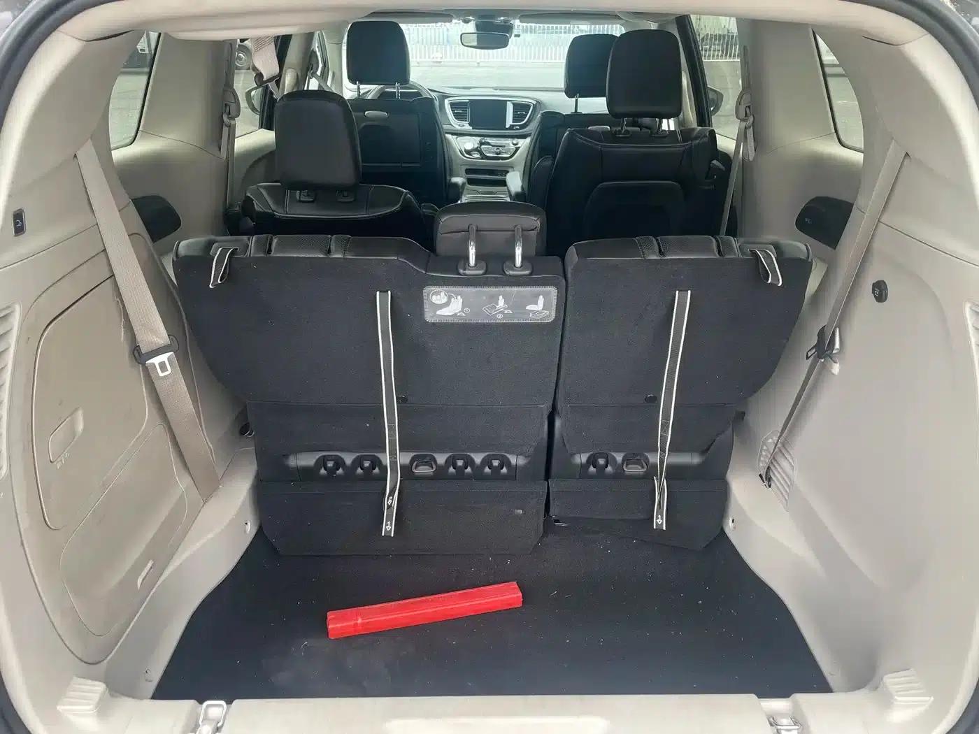 2019 Imported Grand Voyager PHEV 3.6L Plug-in Hybrid — миниатюра 15