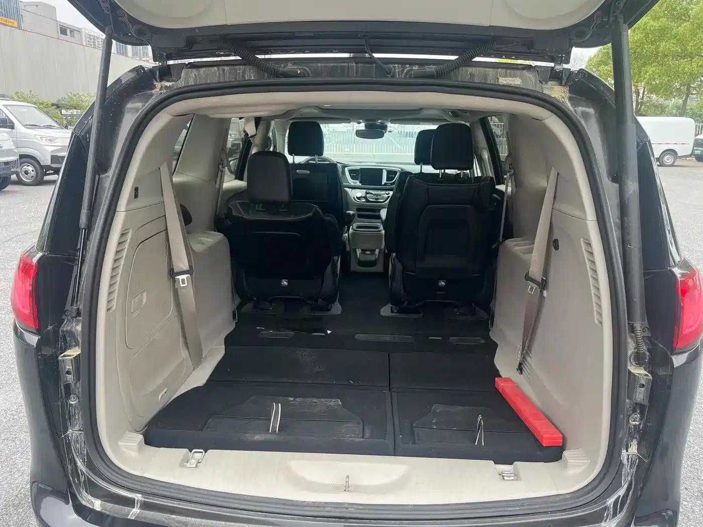 2019 Imported Grand Voyager PHEV 3.6L Plug-in Hybrid — миниатюра 16