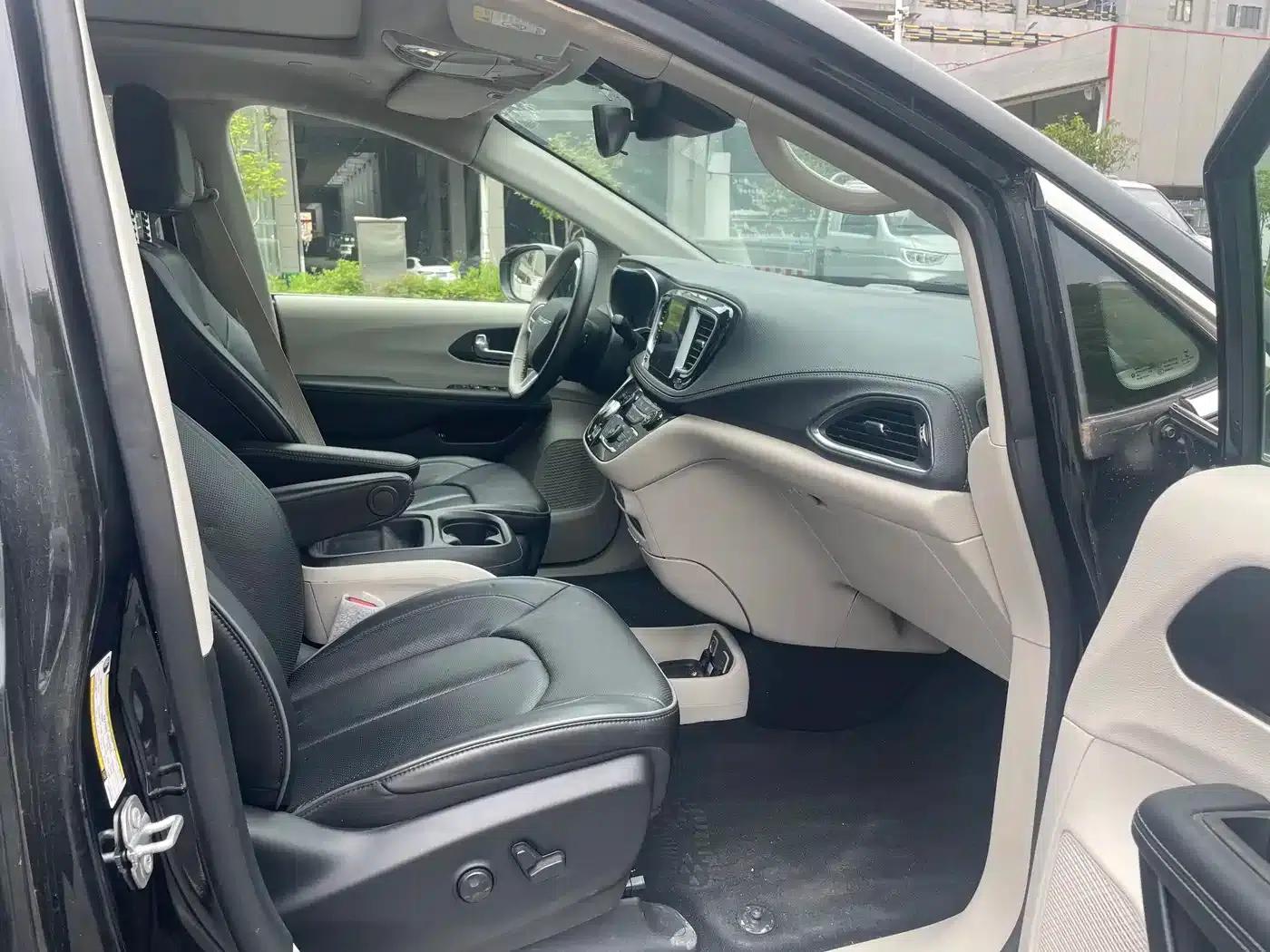 2019 Imported Grand Voyager PHEV 3.6L Plug-in Hybrid — миниатюра 17