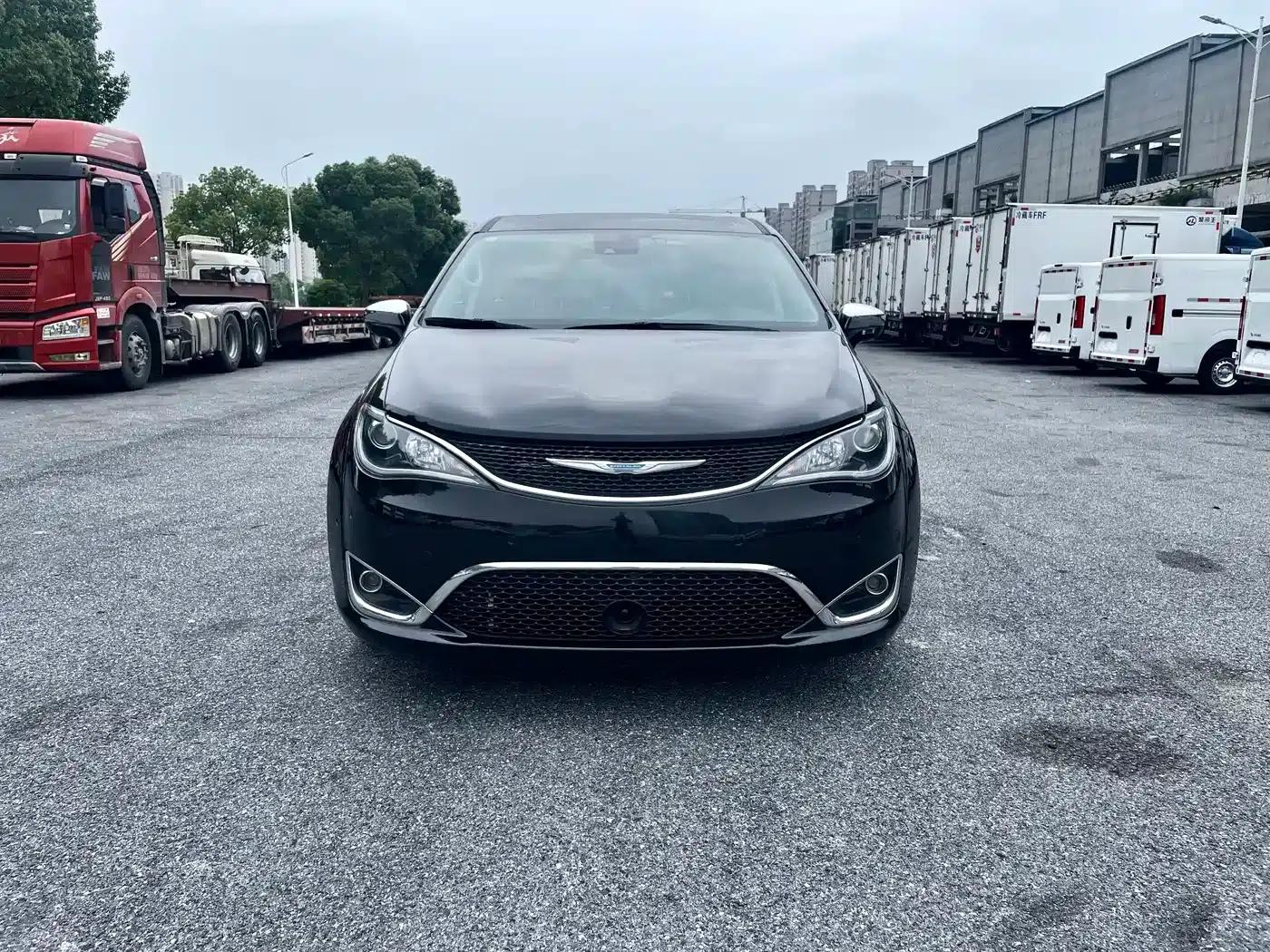 2019 Imported Grand Voyager PHEV 3.6L Plug-in Hybrid — миниатюра 3