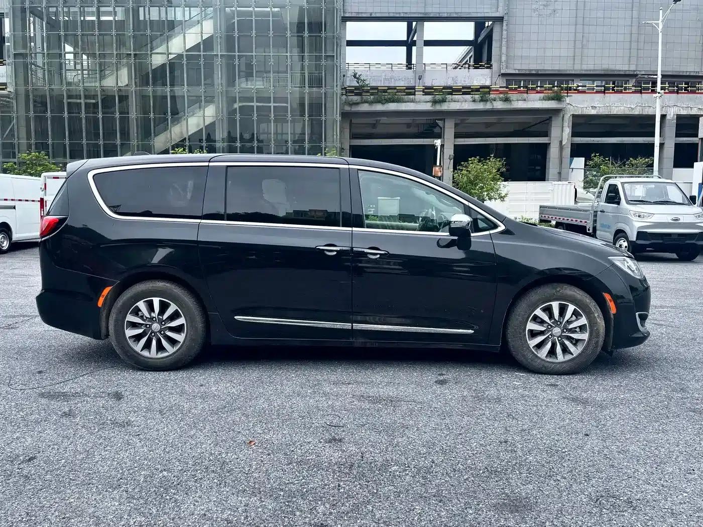 2019 Imported Grand Voyager PHEV 3.6L Plug-in Hybrid — миниатюра 4