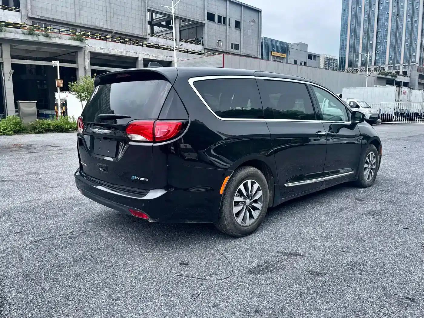 2019 Imported Grand Voyager PHEV 3.6L Plug-in Hybrid — миниатюра 5
