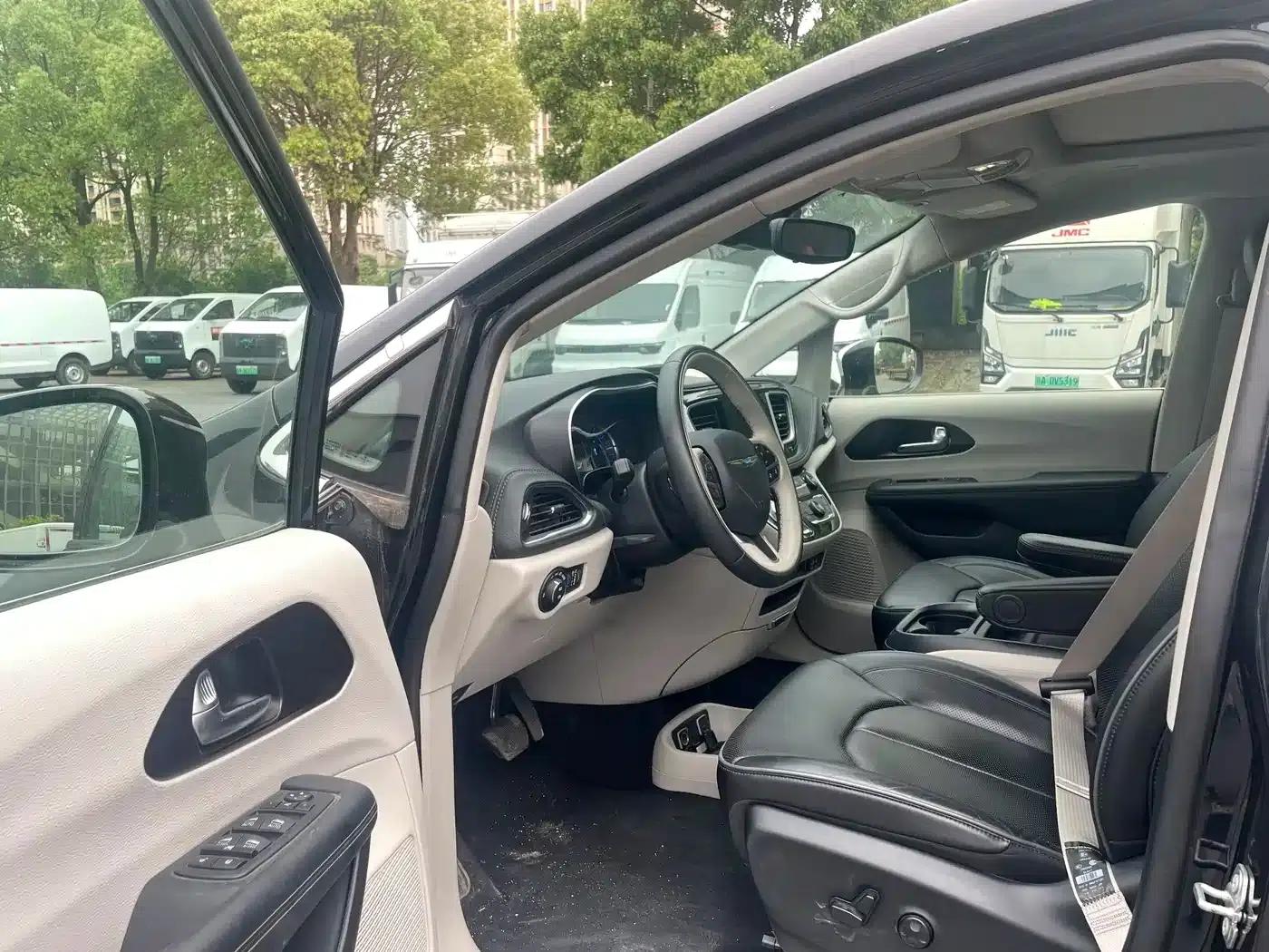 2019 Imported Grand Voyager PHEV 3.6L Plug-in Hybrid — миниатюра 8