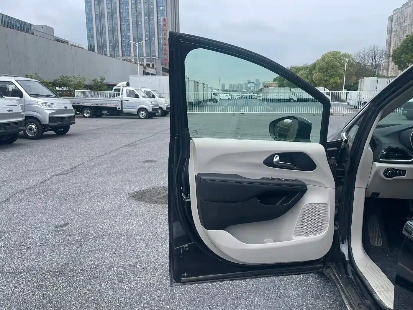 2019 Imported Grand Voyager PHEV 3.6L Plug-in Hybrid — миниатюра 9
