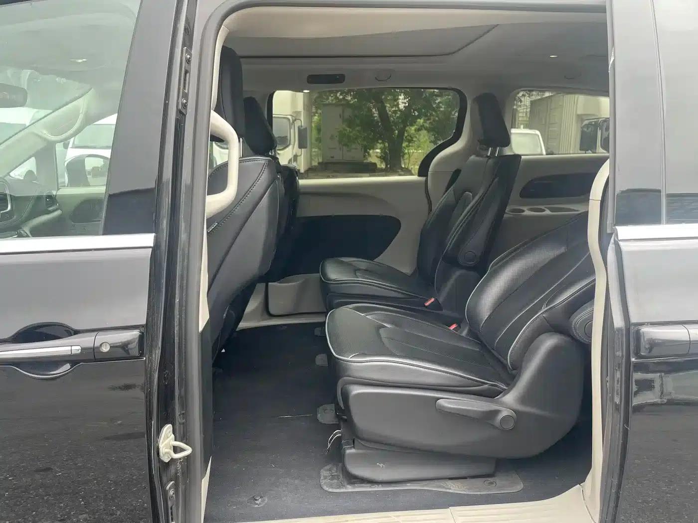 2019 Imported Grand Voyager PHEV 3.6L Plug-in Hybrid — миниатюра 10
