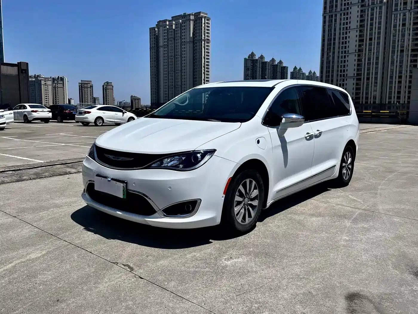 2019 Imported Grand Voyager PHEV 3.6L Plug-in Hybrid — миниатюра 1