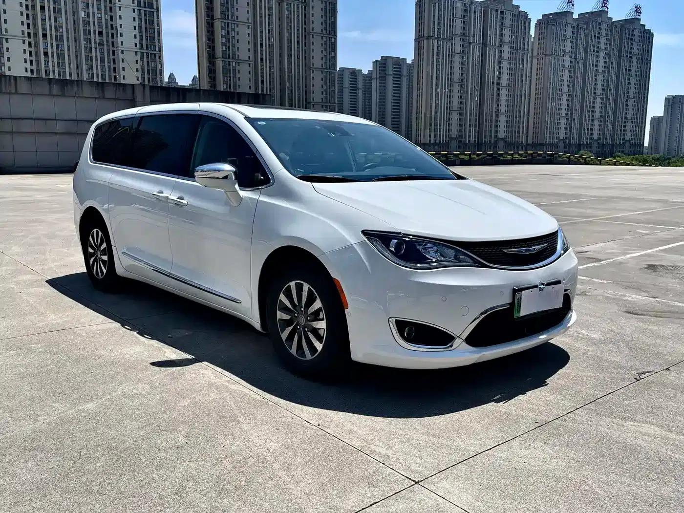2019 Imported Grand Voyager PHEV 3.6L Plug-in Hybrid — миниатюра 2