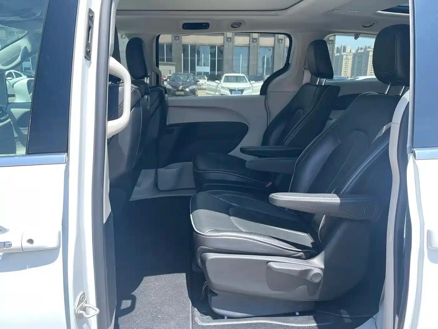 2019 Imported Grand Voyager PHEV 3.6L Plug-in Hybrid — миниатюра 11