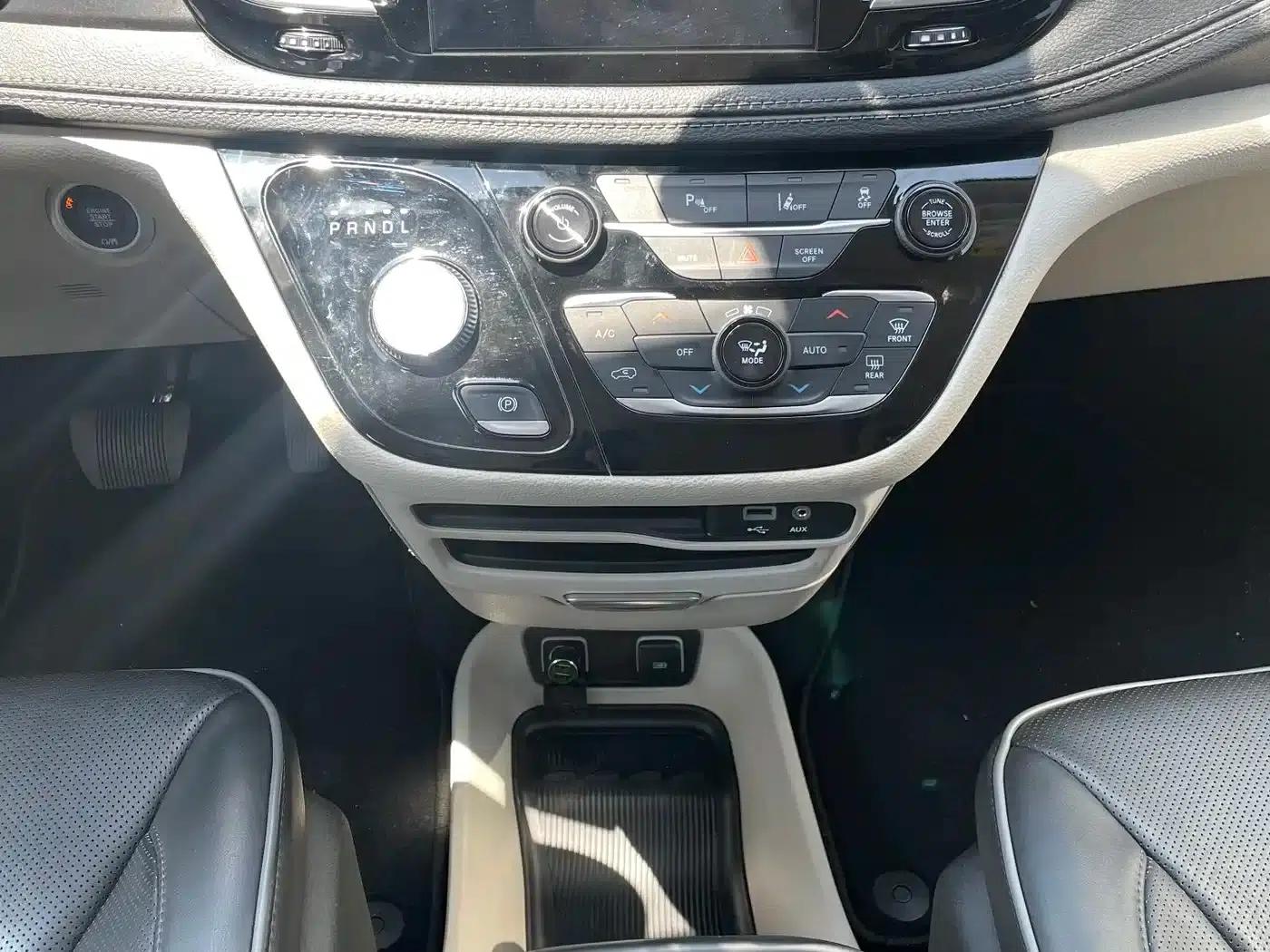 2019 Imported Grand Voyager PHEV 3.6L Plug-in Hybrid — миниатюра 12