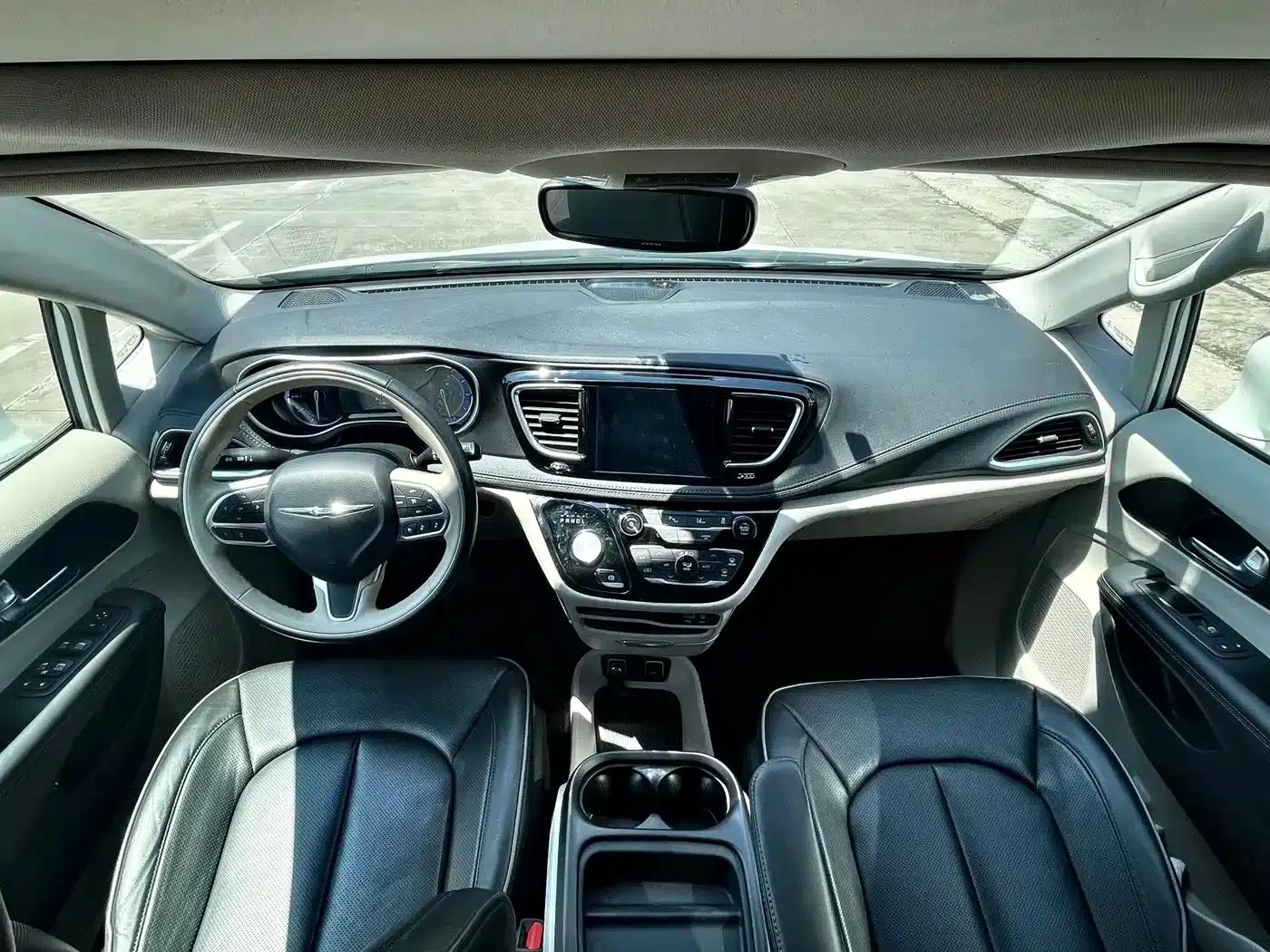 2019 Imported Grand Voyager PHEV 3.6L Plug-in Hybrid — миниатюра 14