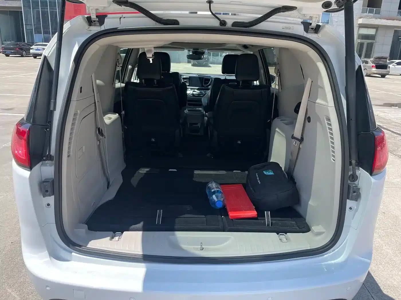 2019 Imported Grand Voyager PHEV 3.6L Plug-in Hybrid — миниатюра 17
