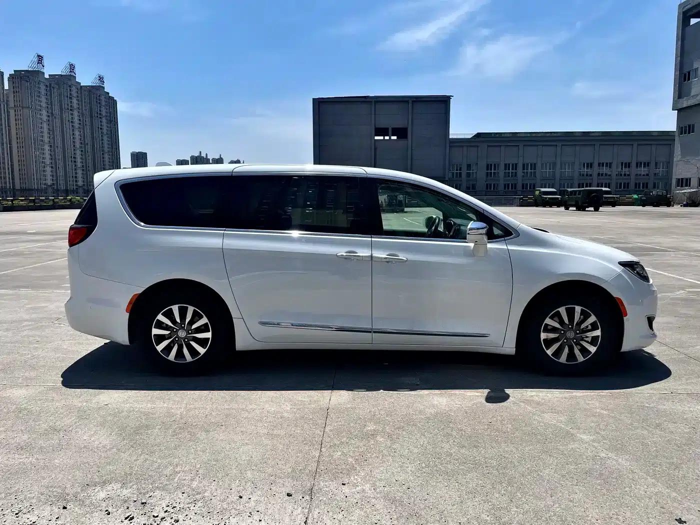 2019 Imported Grand Voyager PHEV 3.6L Plug-in Hybrid — миниатюра 4