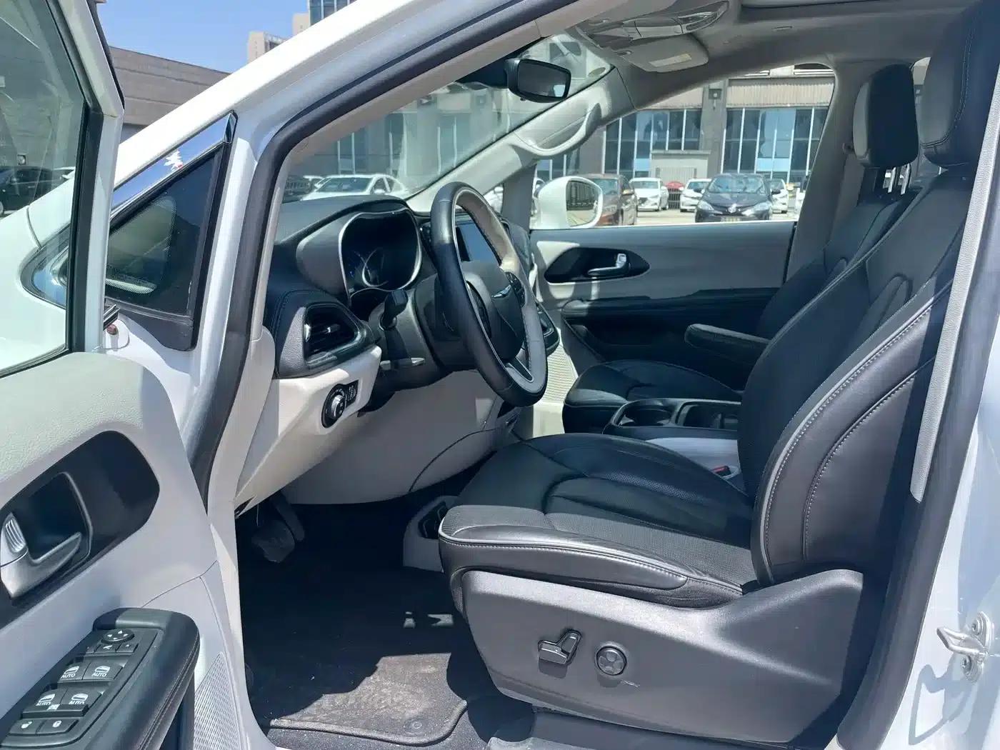 2019 Imported Grand Voyager PHEV 3.6L Plug-in Hybrid — миниатюра 8