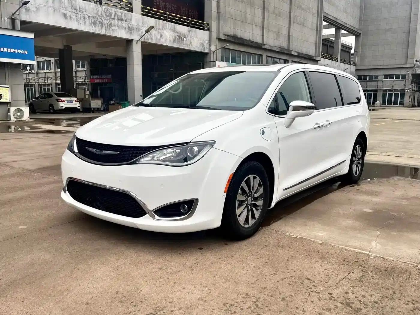 2019 Imported Grand Voyager PHEV 3.6L Plug-in Hybrid — миниатюра 1