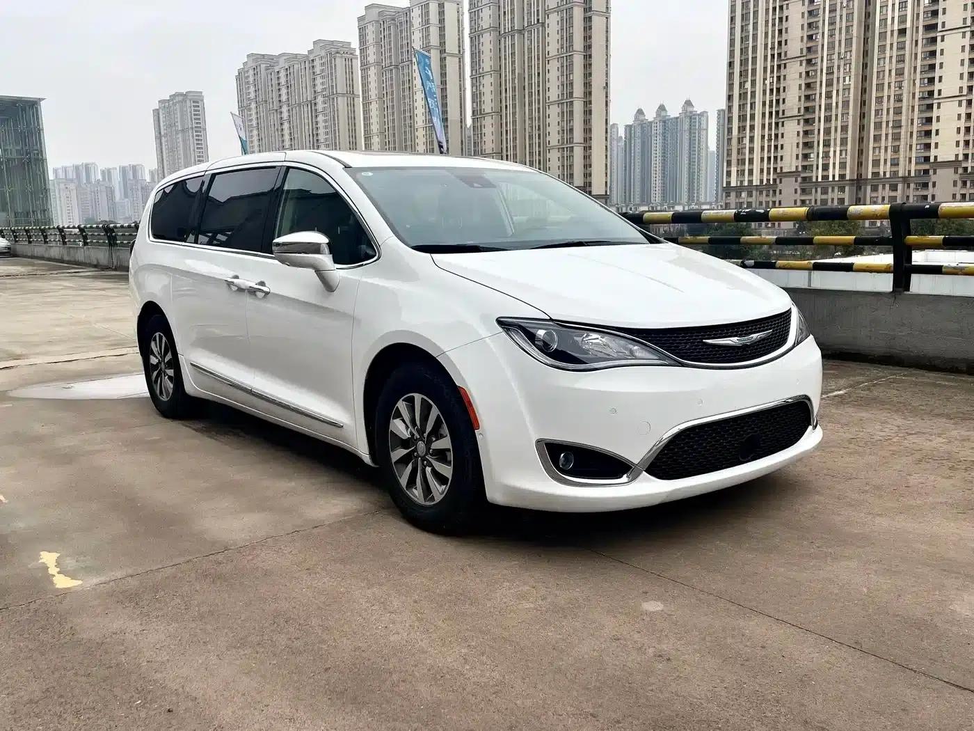 2019 Imported Grand Voyager PHEV 3.6L Plug-in Hybrid — миниатюра 2