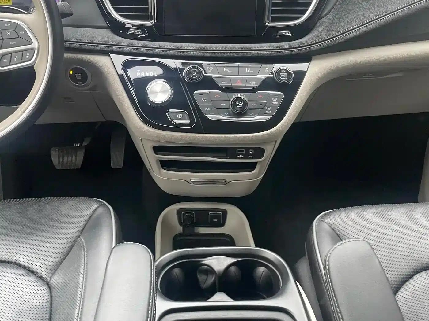 2019 Imported Grand Voyager PHEV 3.6L Plug-in Hybrid — миниатюра 11