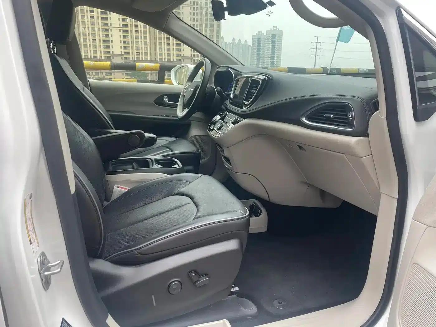 2019 Imported Grand Voyager PHEV 3.6L Plug-in Hybrid — миниатюра 13