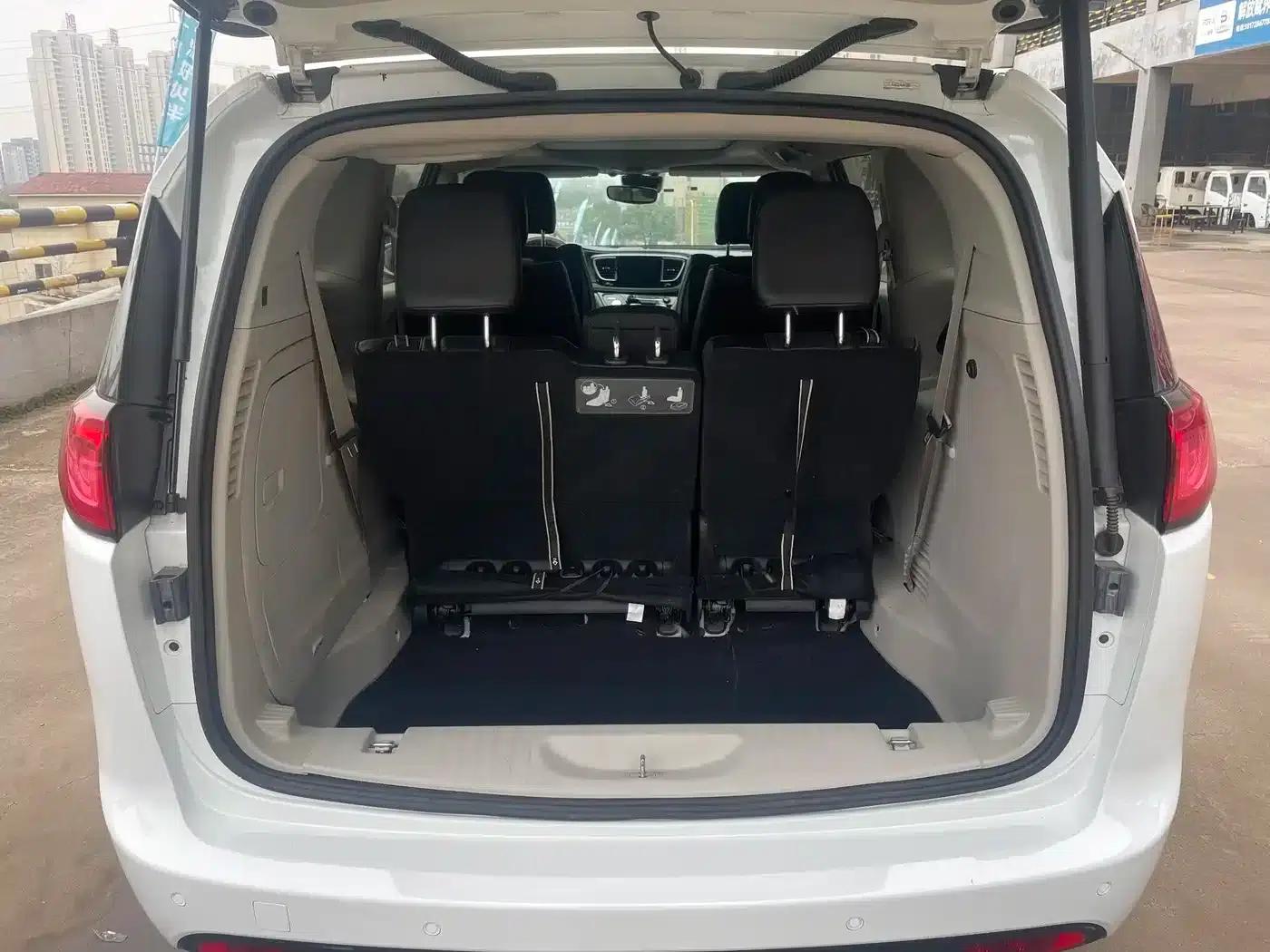 2019 Imported Grand Voyager PHEV 3.6L Plug-in Hybrid — миниатюра 14
