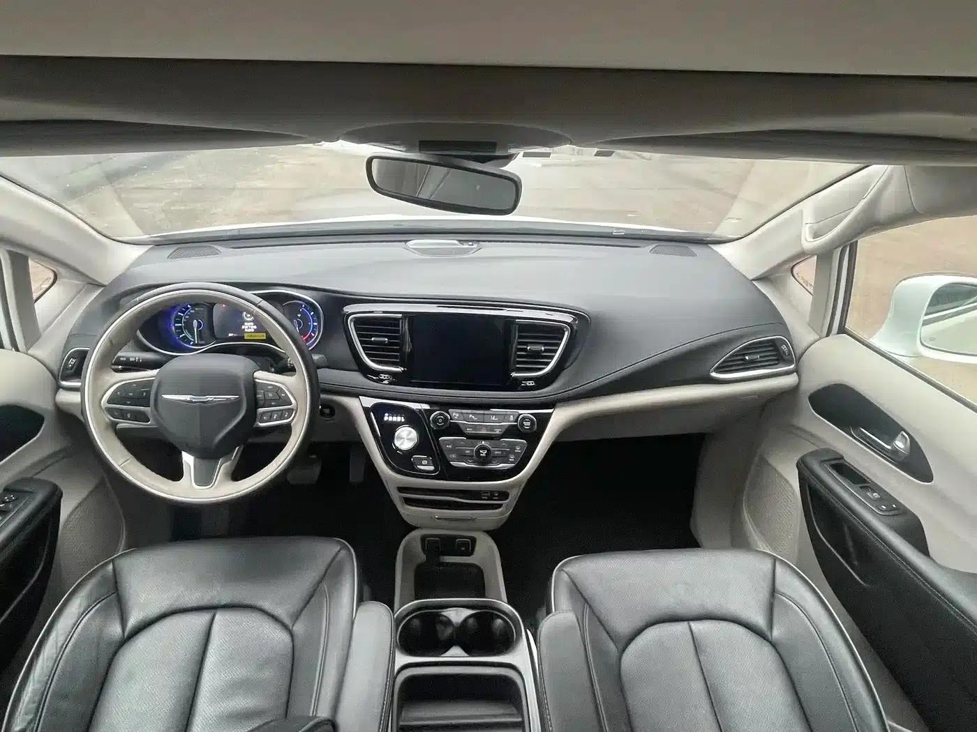 2019 Imported Grand Voyager PHEV 3.6L Plug-in Hybrid — миниатюра 15