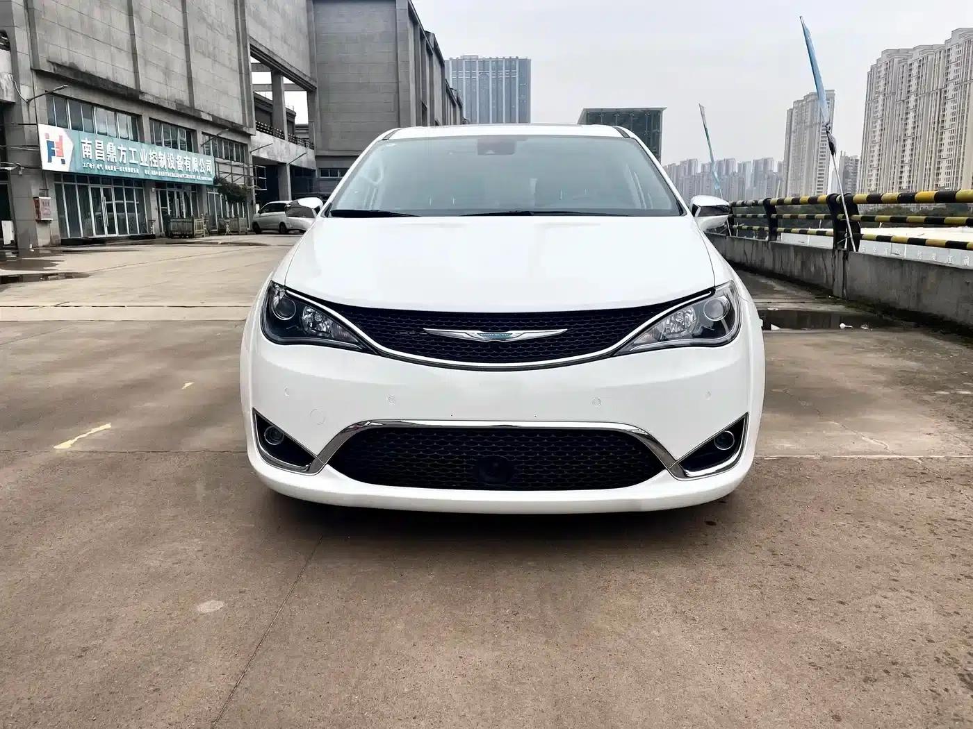 2019 Imported Grand Voyager PHEV 3.6L Plug-in Hybrid — миниатюра 3
