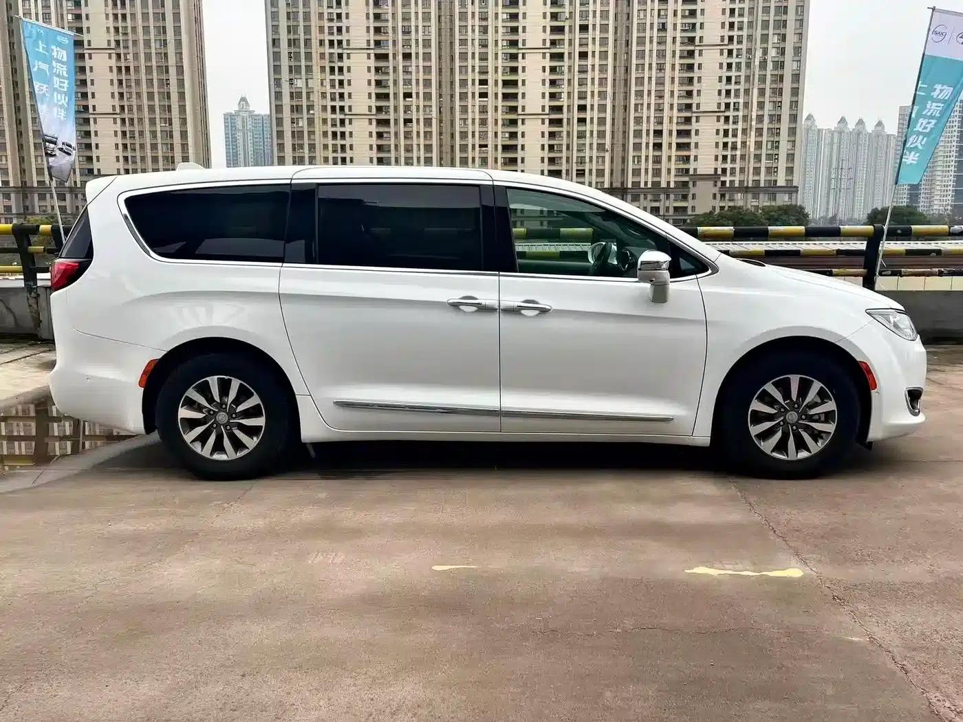 2019 Imported Grand Voyager PHEV 3.6L Plug-in Hybrid — миниатюра 4