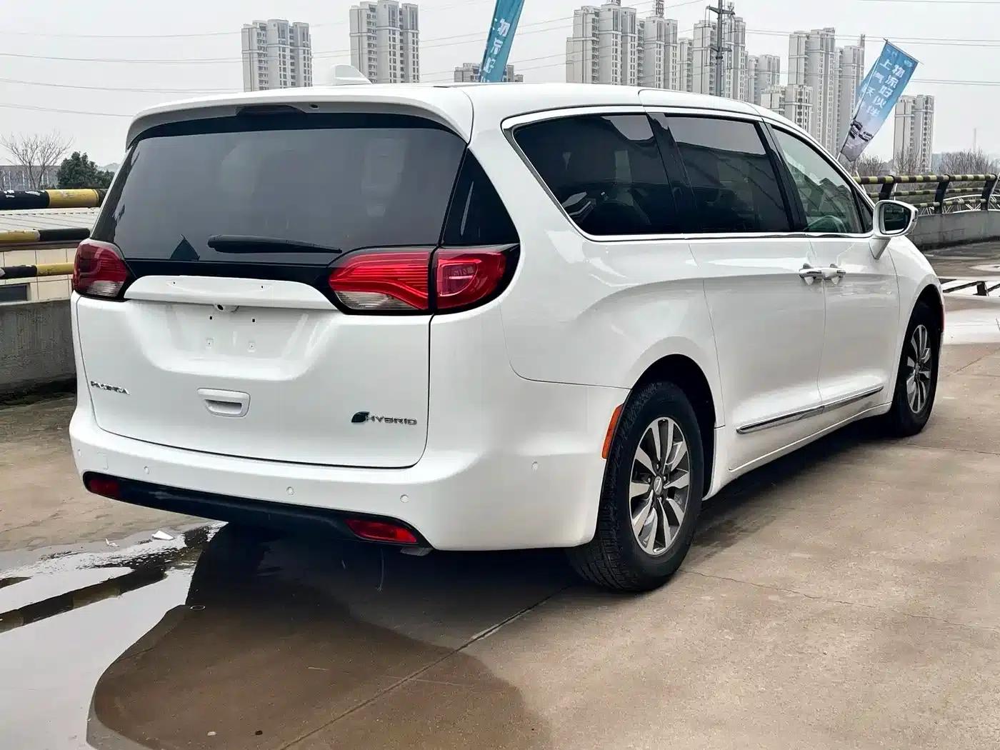 2019 Imported Grand Voyager PHEV 3.6L Plug-in Hybrid — миниатюра 6