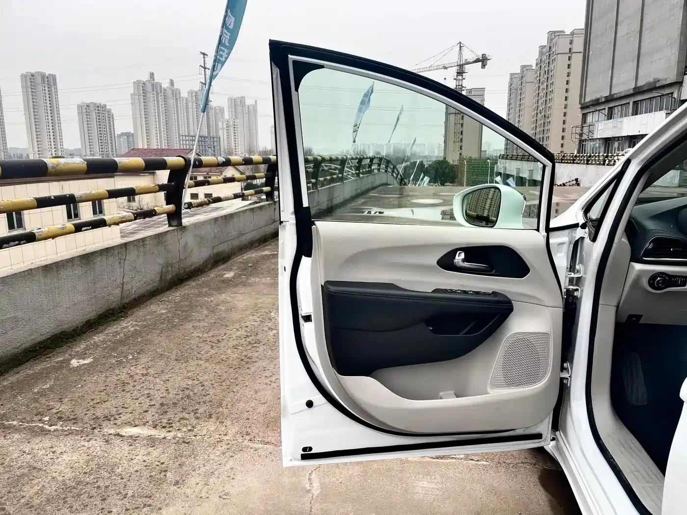 2019 Imported Grand Voyager PHEV 3.6L Plug-in Hybrid — миниатюра 8