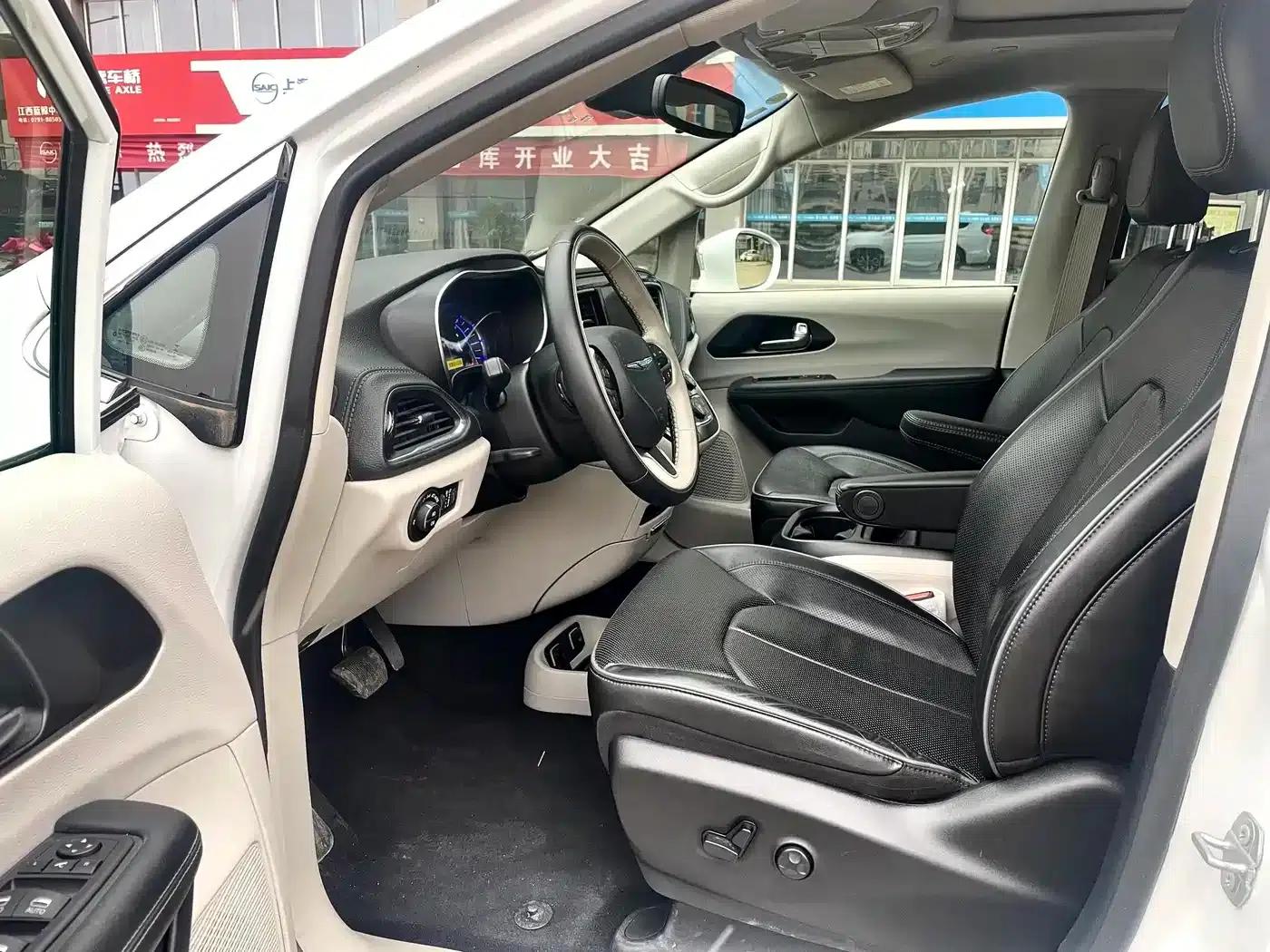 2019 Imported Grand Voyager PHEV 3.6L Plug-in Hybrid — миниатюра 9