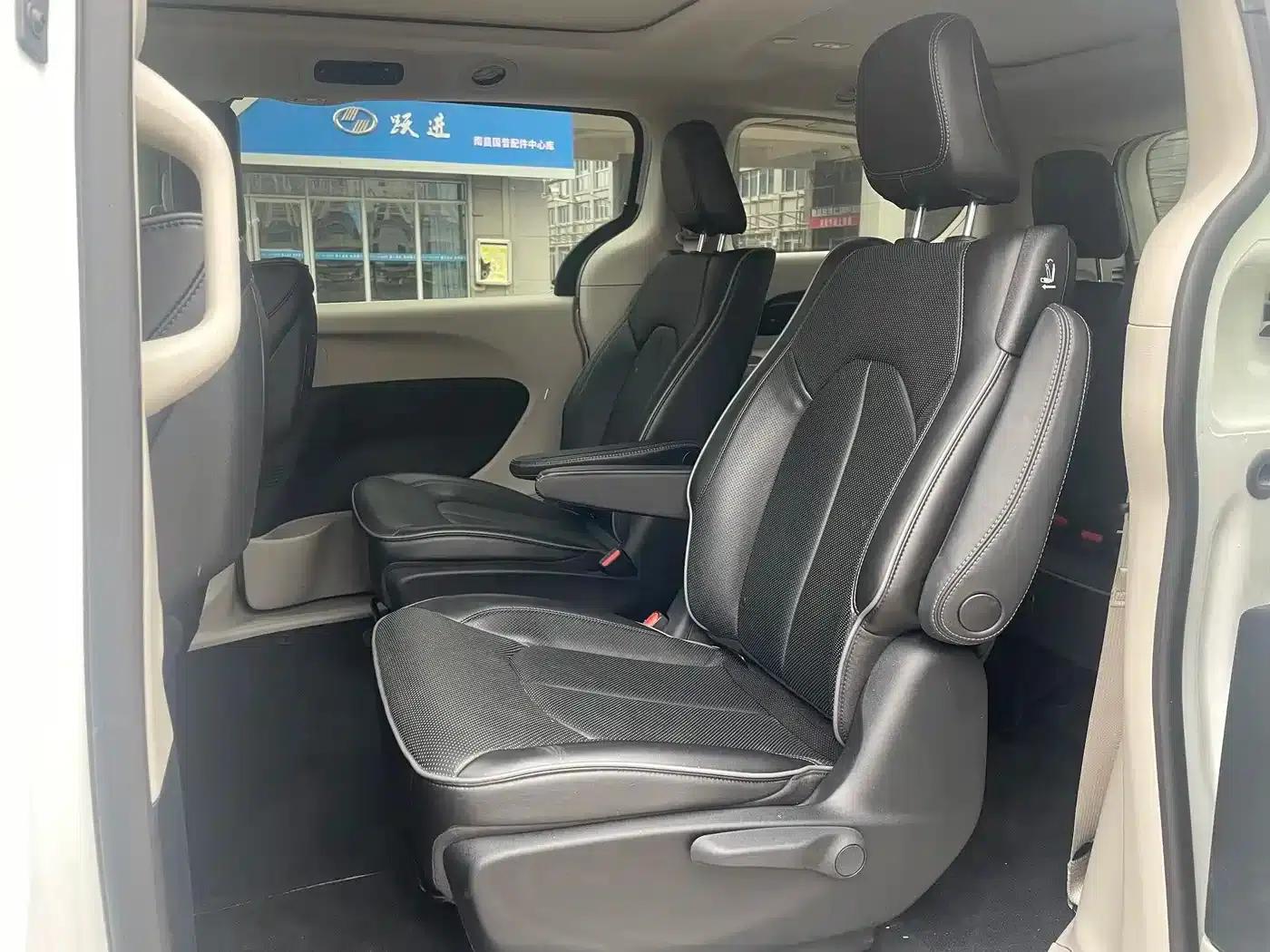 2019 Imported Grand Voyager PHEV 3.6L Plug-in Hybrid — миниатюра 10