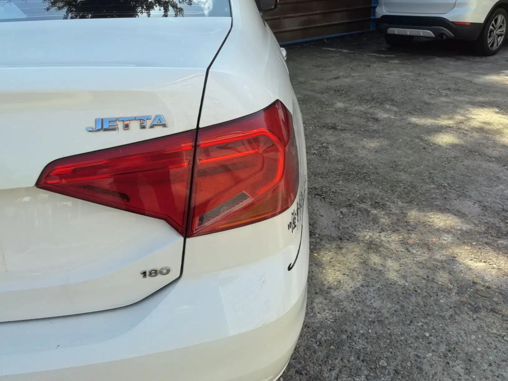 Volkswagen Jetta 2017 1.5L Manual Fashion Edition — миниатюра 8