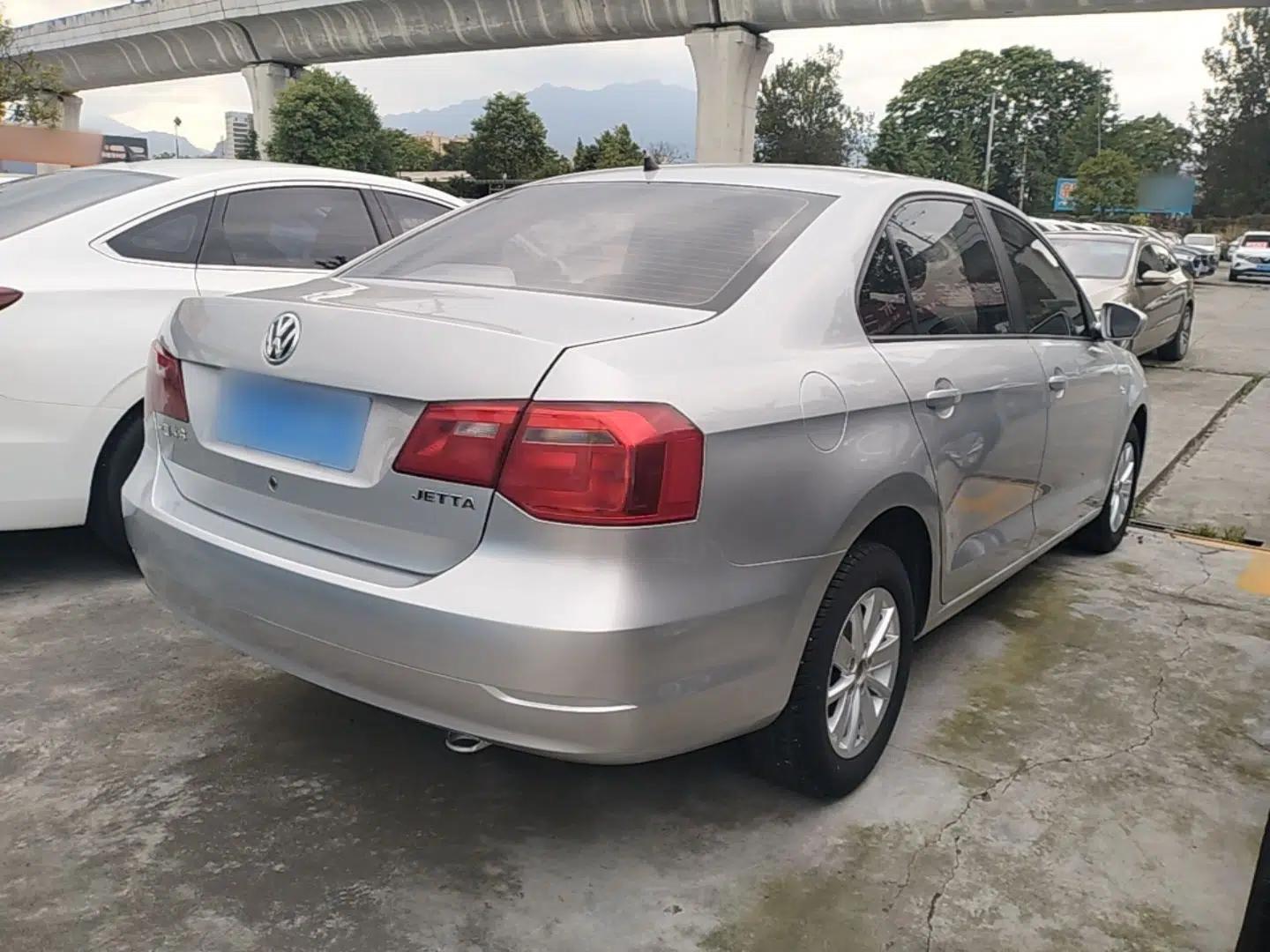 Volkswagen Jetta 2015 Value Edition 1.6L Manual Fashionable Style — миниатюра 6
