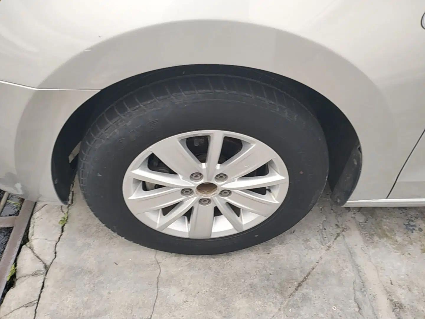 Volkswagen Jetta 2015 Value Edition 1.6L Manual Fashionable Style — миниатюра 8