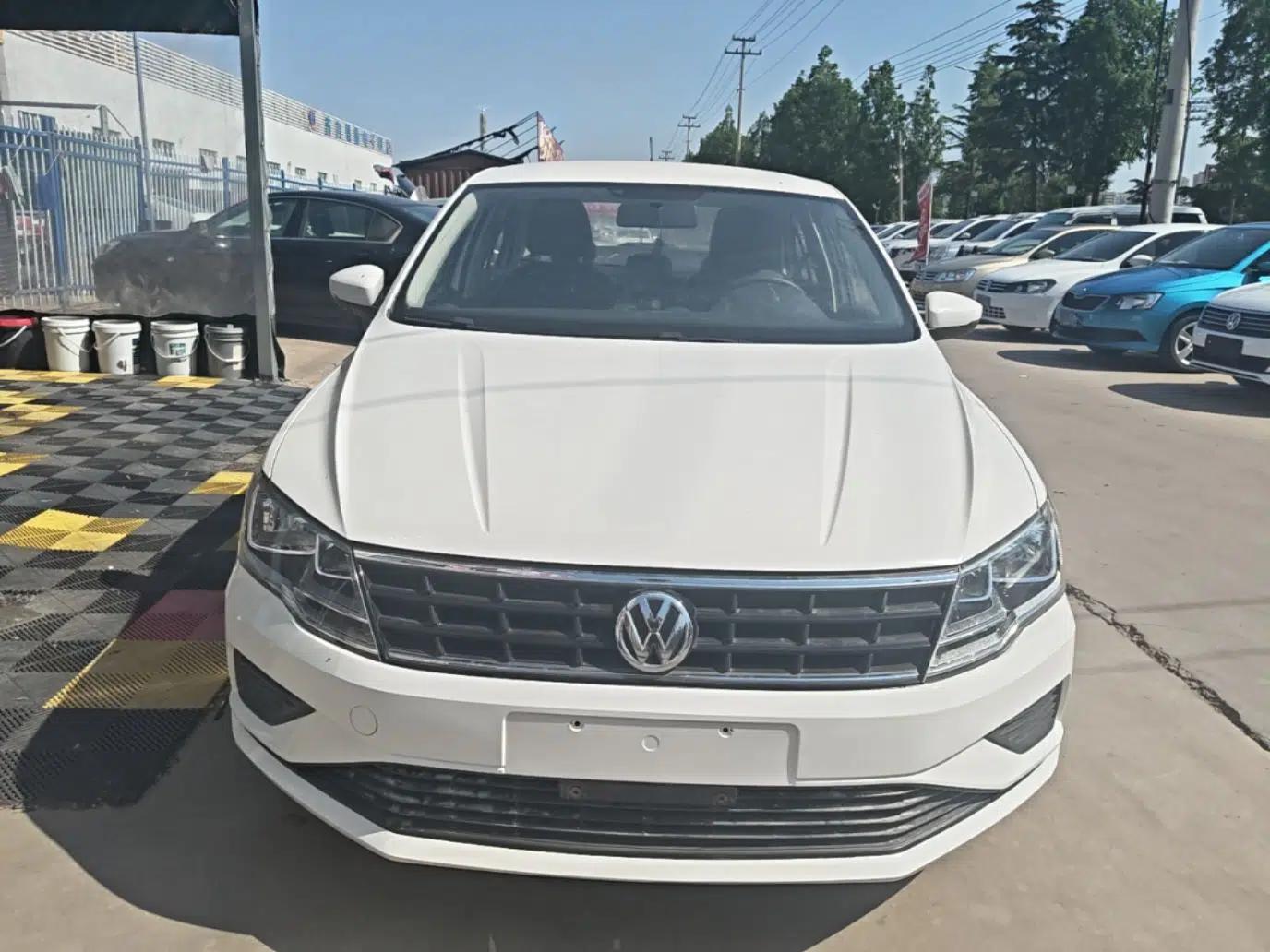 Volkswagen Jetta 2017 1.5L Manual Fashion Edition — миниатюра 2