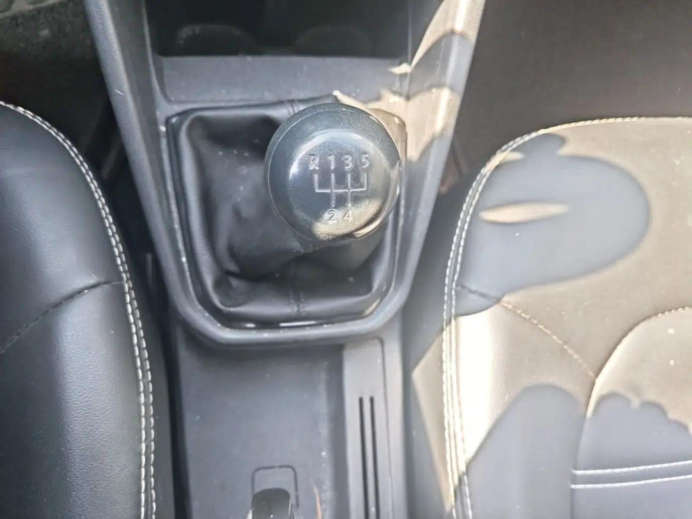 Volkswagen Jetta 2017 1.5L Manual Fashion Edition — миниатюра 16