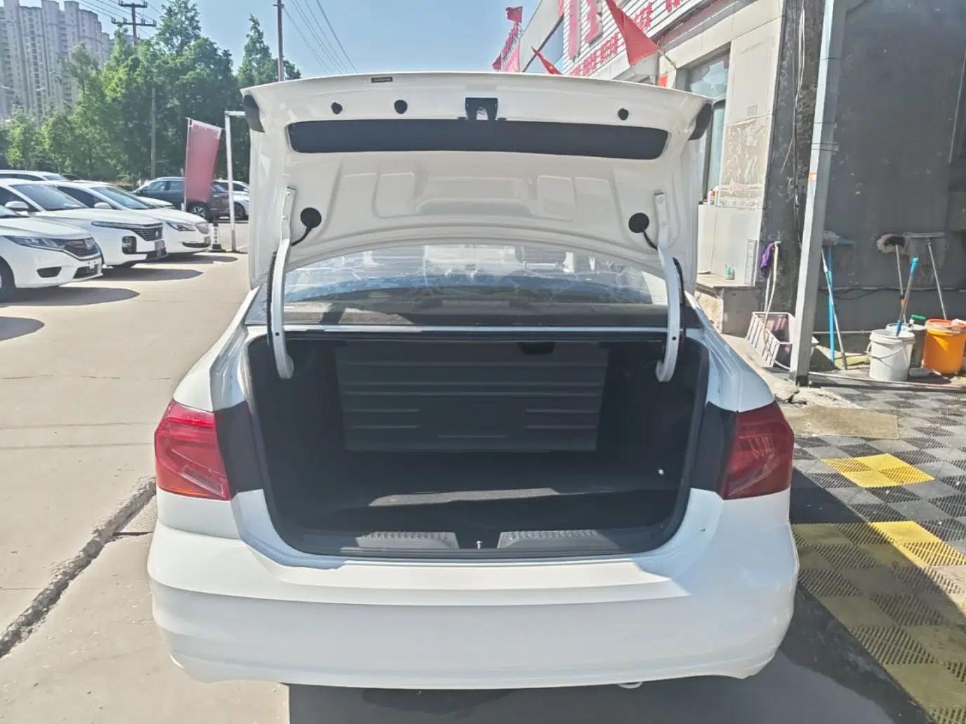 Volkswagen Jetta 2017 1.5L Manual Fashion Edition — миниатюра 21