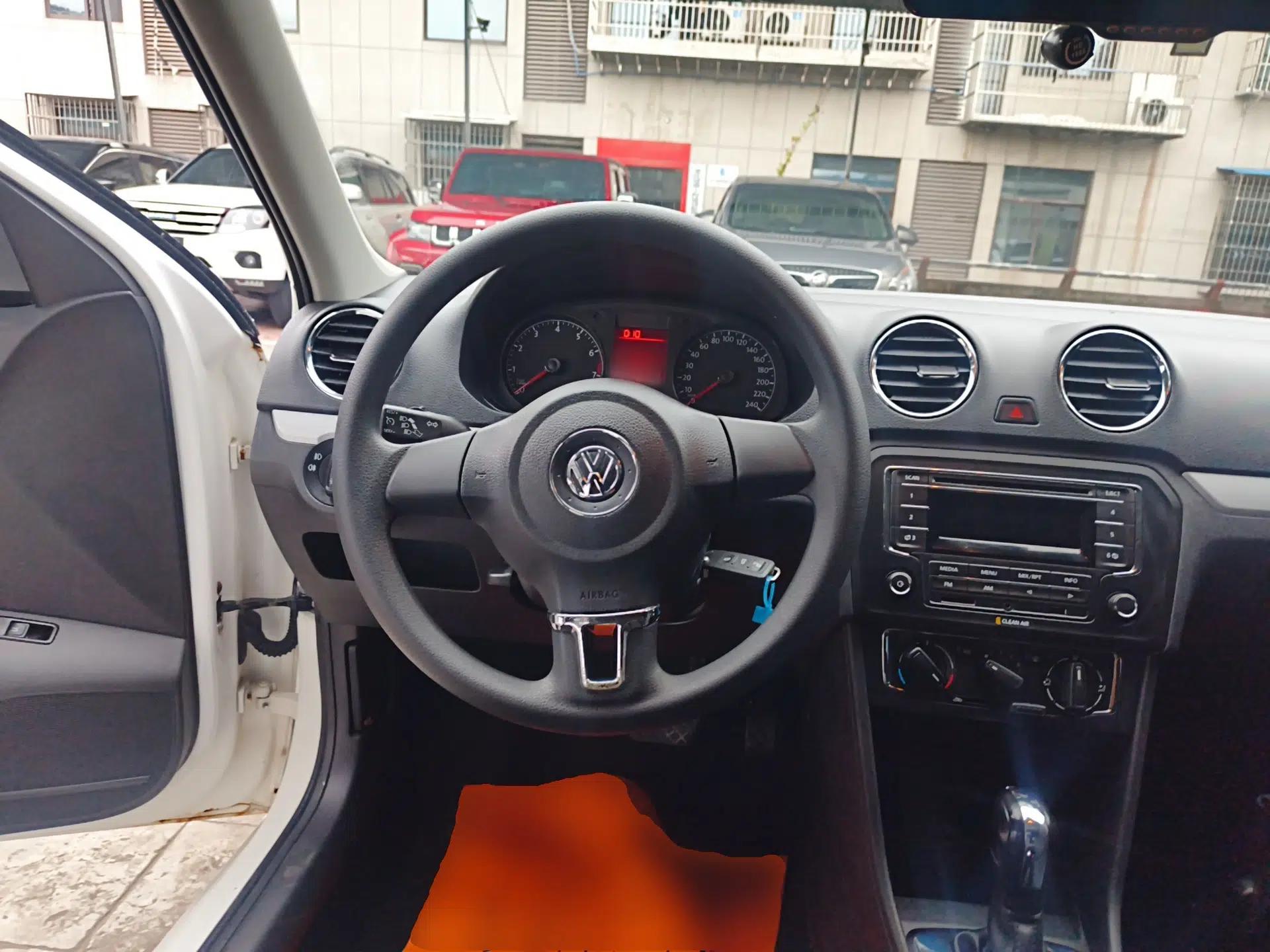 Volkswagen Jetta 2015 Value Edition 1.6L Automatic Comfort Version — миниатюра 12