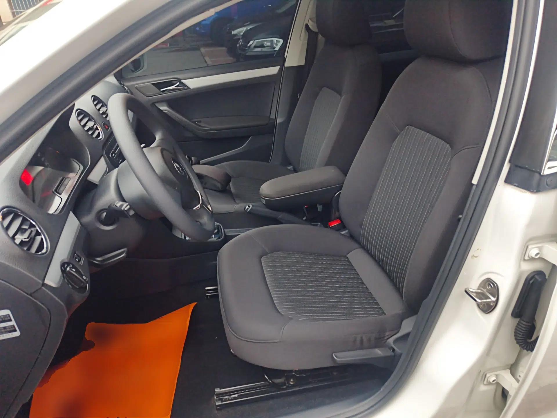 Volkswagen Jetta 2015 Value Edition 1.6L Automatic Comfort Version — миниатюра 16