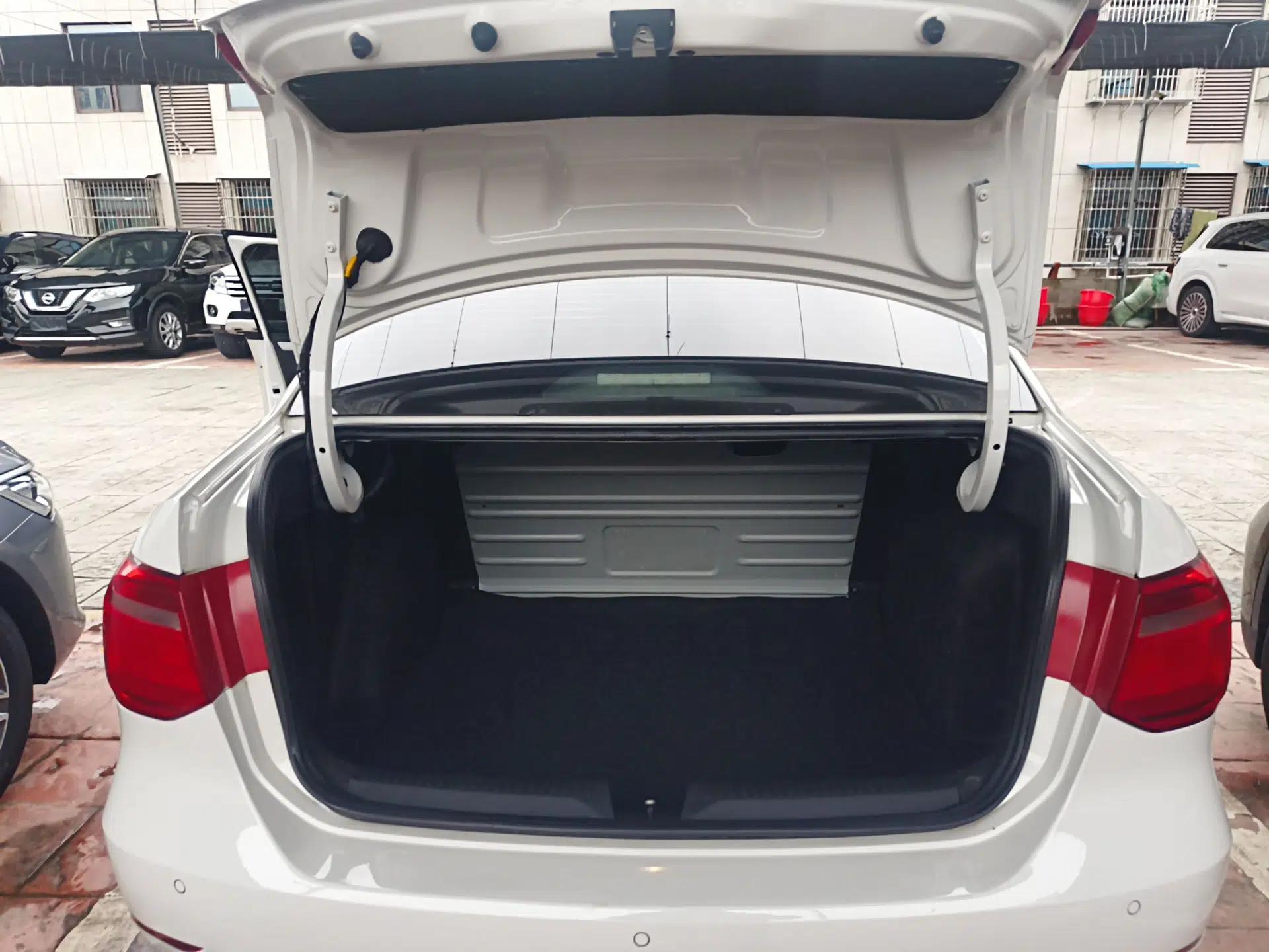 Volkswagen Jetta 2015 Value Edition 1.6L Automatic Comfort Version — миниатюра 18