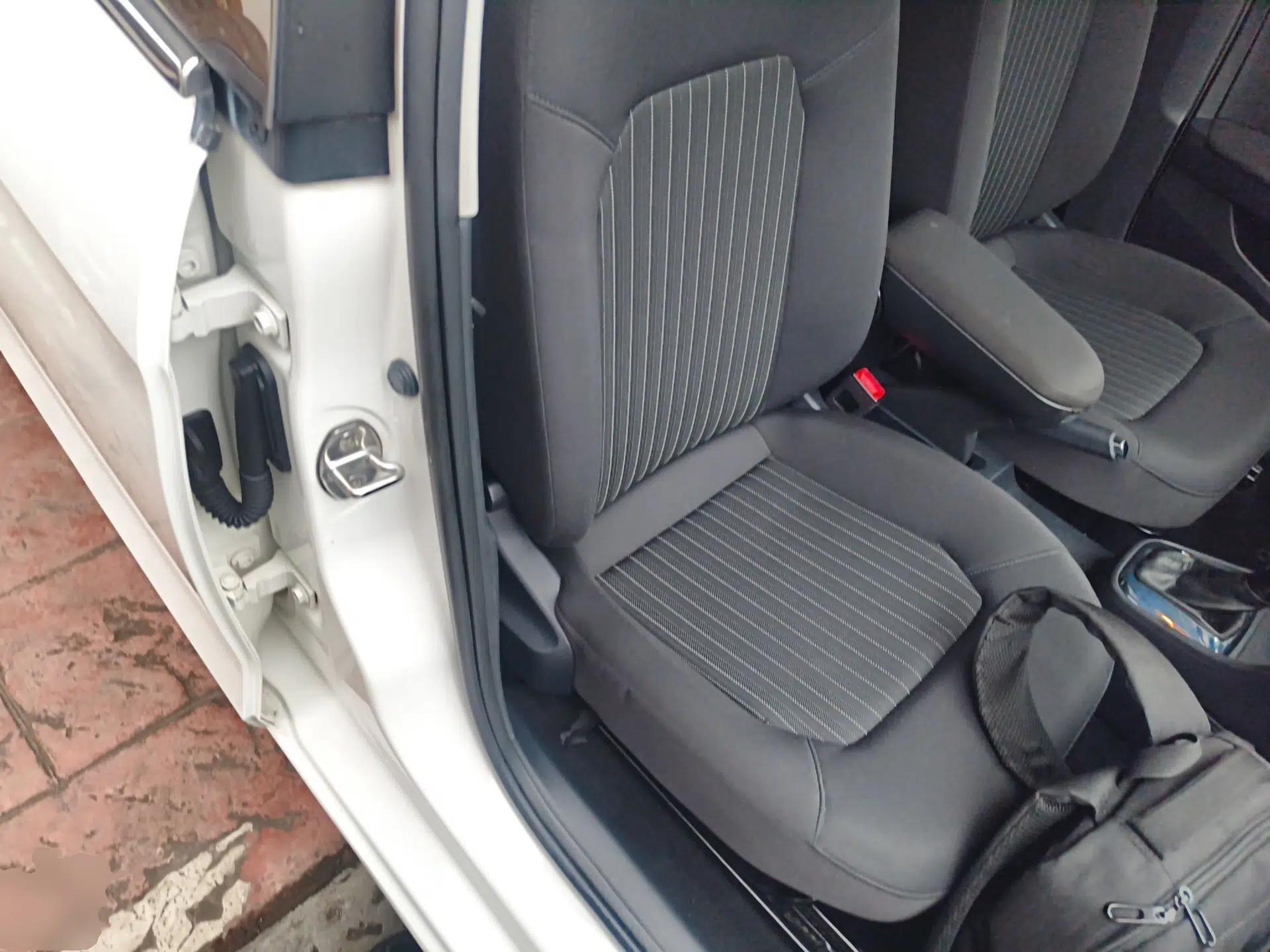 Volkswagen Jetta 2015 Value Edition 1.6L Automatic Comfort Version — миниатюра 23
