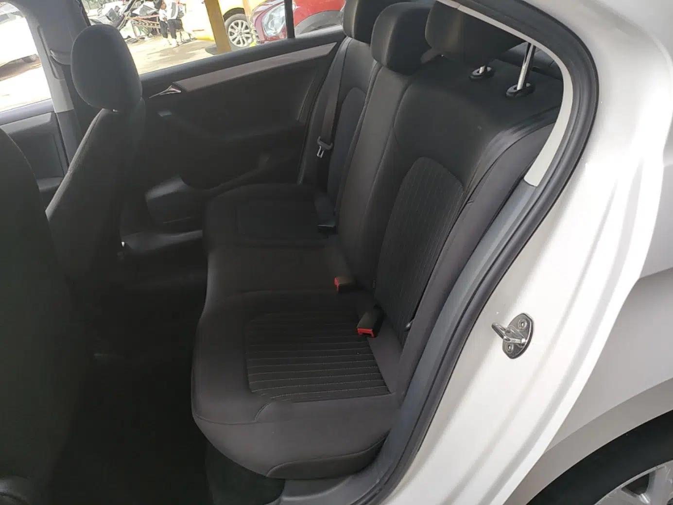 Volkswagen Jetta 2015 Value Edition 1.6L Automatic Comfort Version — миниатюра 20