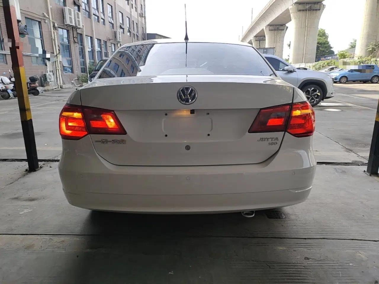 Volkswagen Jetta 2015 Value Edition 1.6L Automatic Comfort Version — миниатюра 5