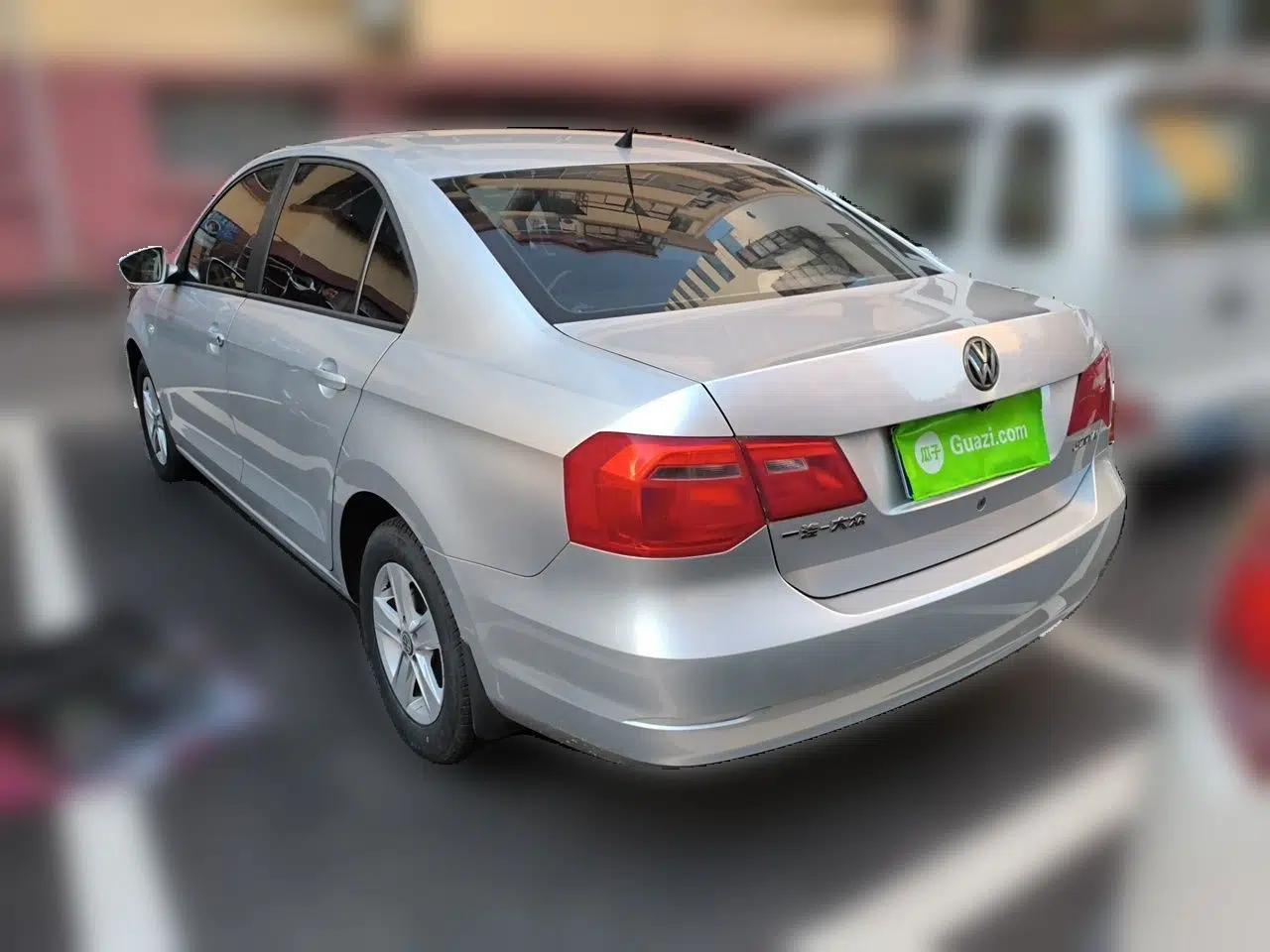 Volkswagen Jetta 2013 1.6L Manual Fashion Edition — миниатюра 4