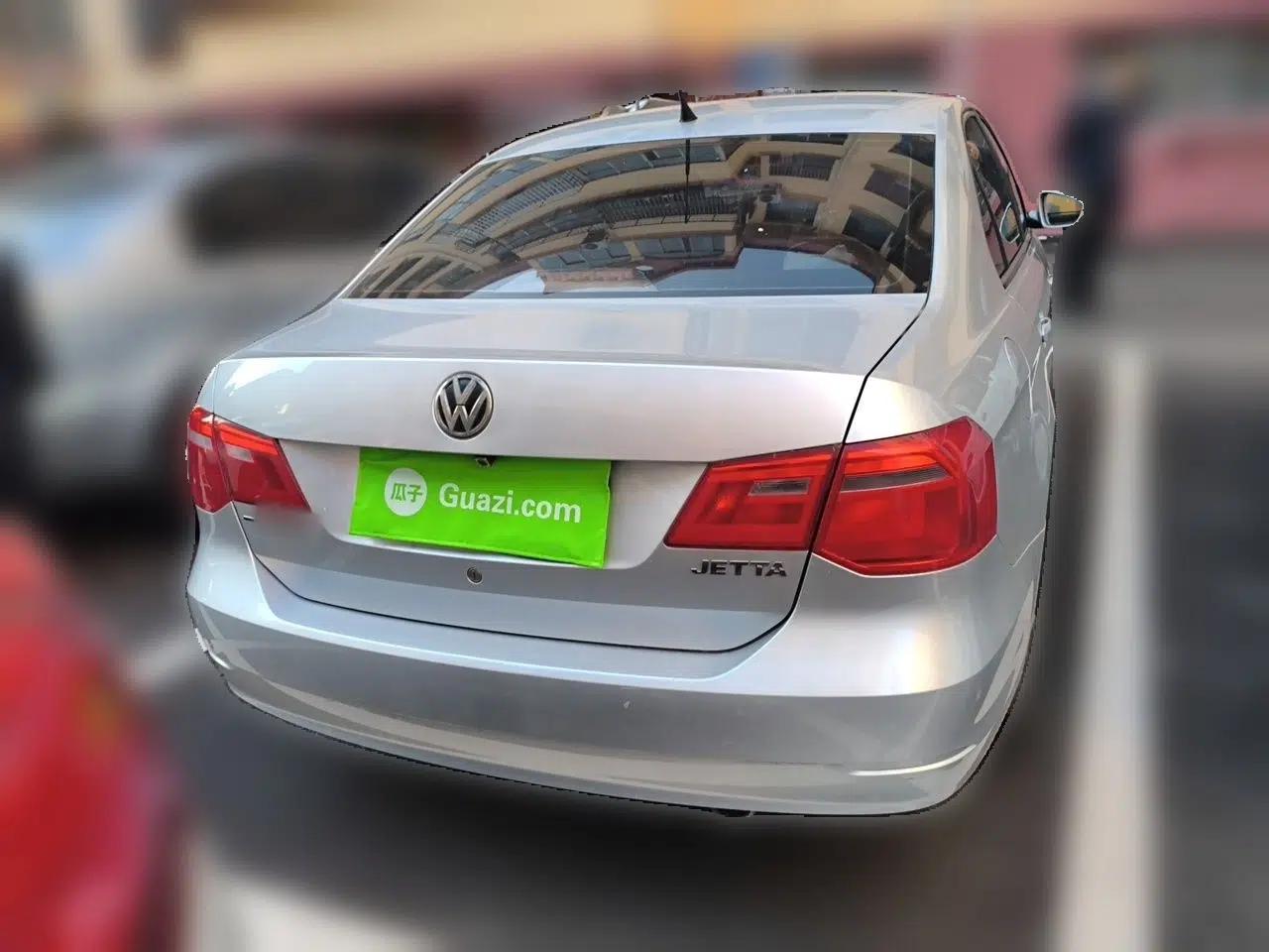 Volkswagen Jetta 2013 1.6L Manual Fashion Edition — миниатюра 5