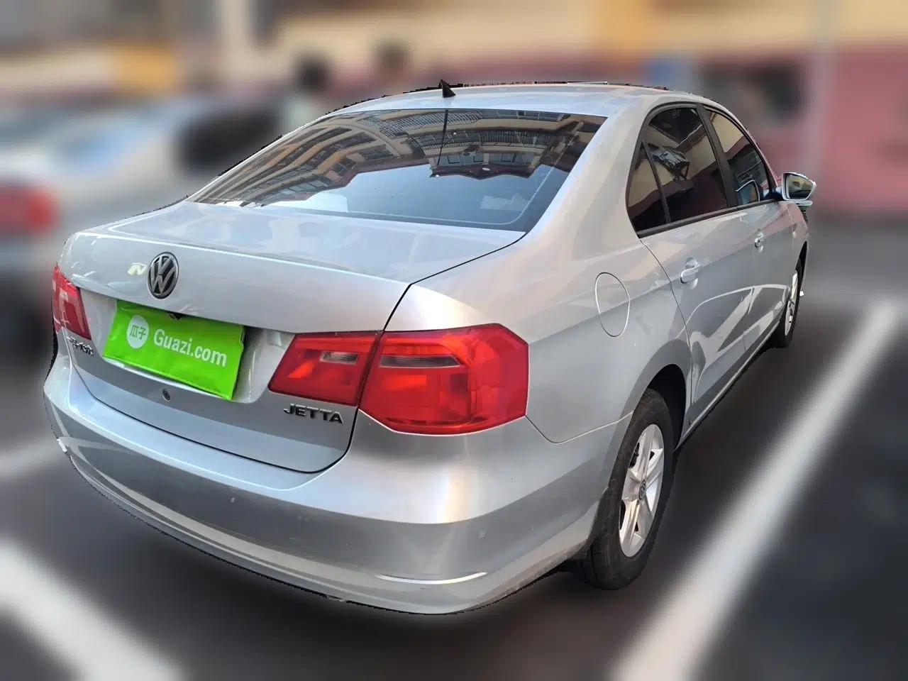 Volkswagen Jetta 2013 1.6L Manual Fashion Edition — миниатюра 6