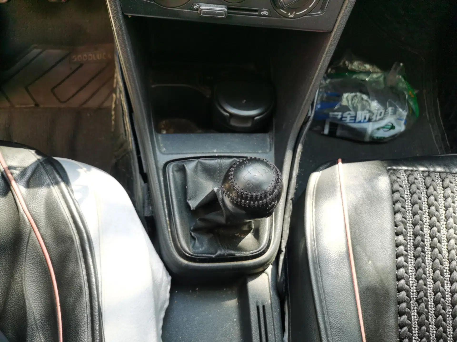 Volkswagen Jetta 2013 1.6L Manual Fashion Edition — миниатюра 15