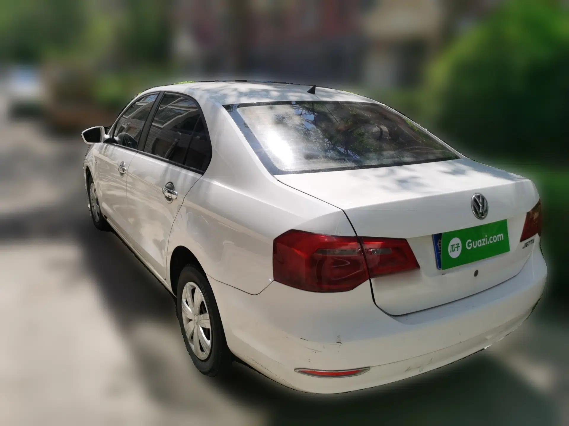 Volkswagen Jetta 2013 1.6L Manual Fashion Edition — миниатюра 4