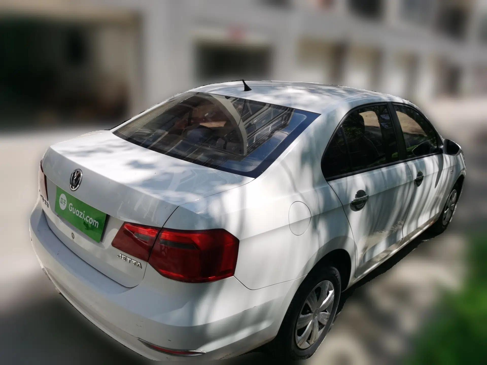 Volkswagen Jetta 2013 1.6L Manual Fashion Edition — миниатюра 6