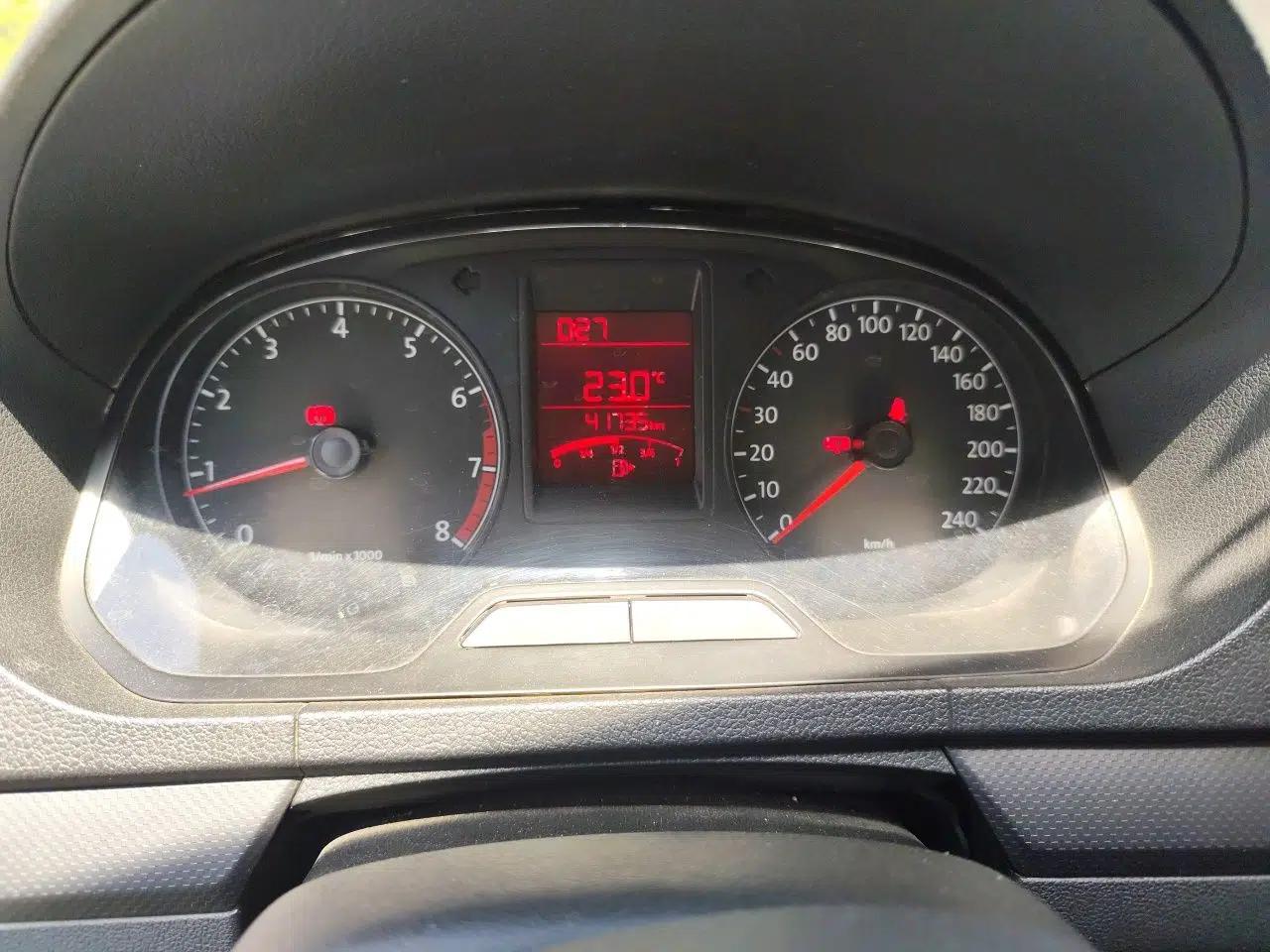 Volkswagen Jetta 2013 1.6L Manual Fashion Edition — миниатюра 12