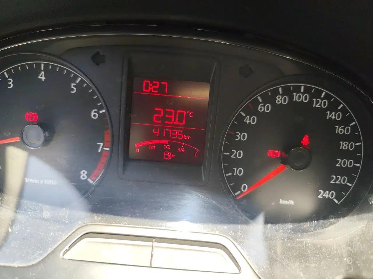 Volkswagen Jetta 2013 1.6L Manual Fashion Edition — миниатюра 13