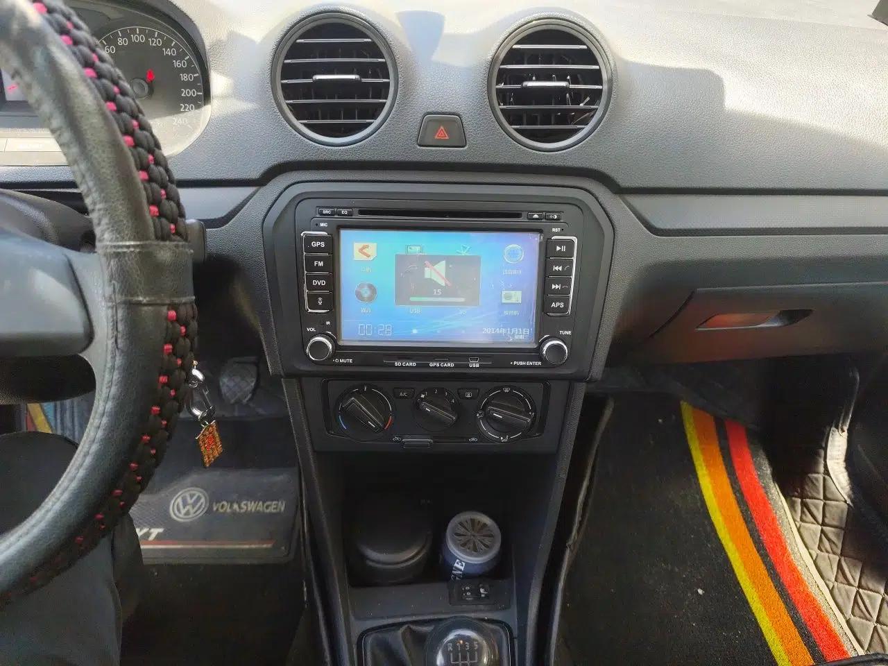 Volkswagen Jetta 2013 1.6L Manual Fashion Edition — миниатюра 14